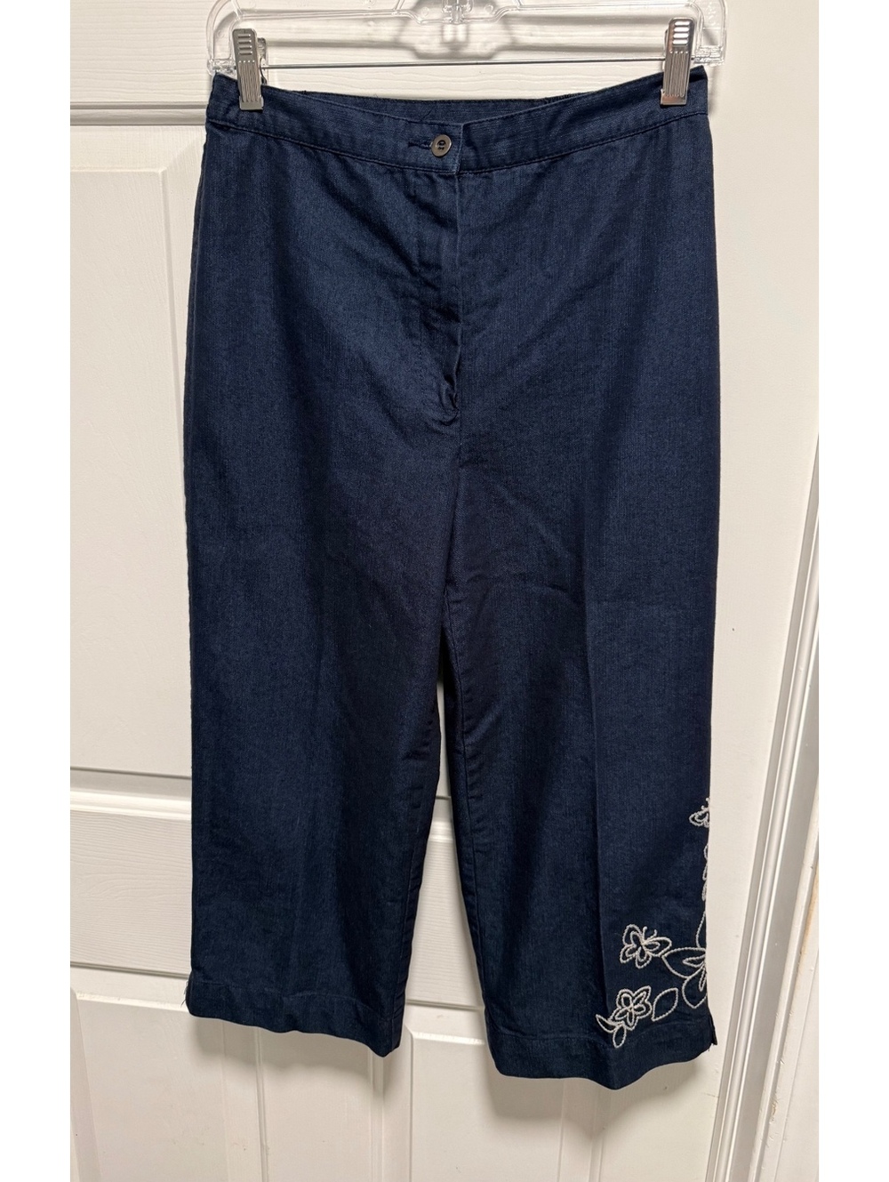 Alfred Dunner Petite Navy Cropped Pants with White Floral Embroidery Size 6P